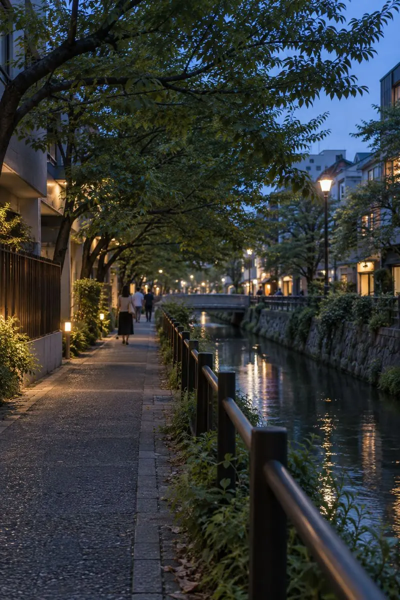 桜並木の続く川沿いの道