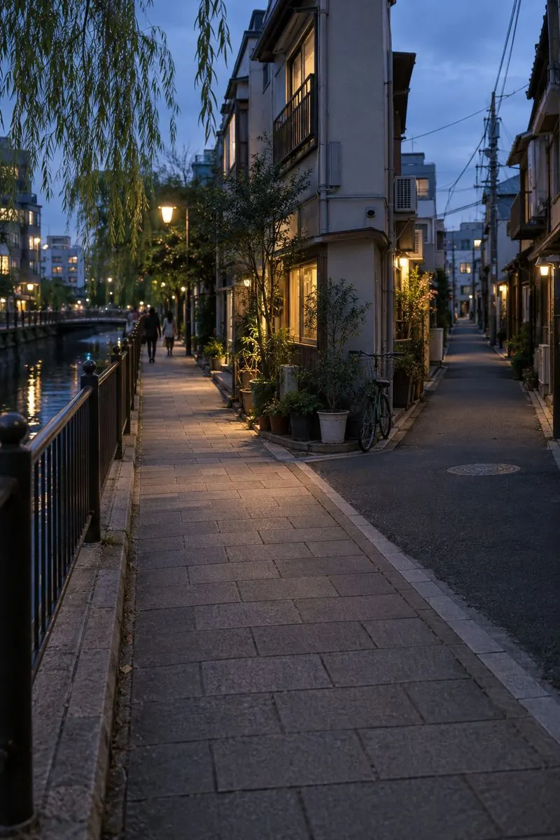 植木鉢と自転車のある細い路地の角